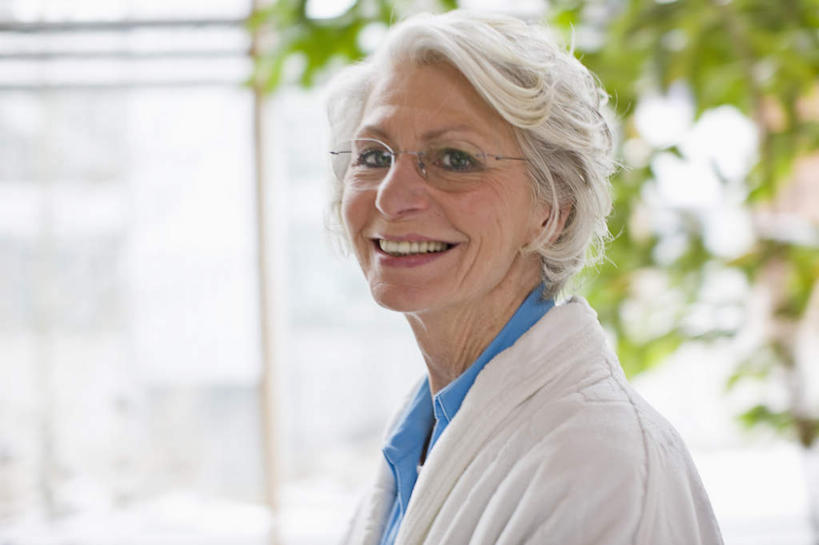 西方人,一个人,医生,医院,站,笑,微笑,露齿笑,横图,室内,白天,侧面,工作服,制服,植物,窗户,落地窗,欧洲,欧洲人,仅一个女性,仅一个人,朦胧,模糊,盆栽,眼镜,盆景,注视,玻璃窗,绿色,自然,观察,看,站着,医护人员,医疗人员,仅一个老年女性,生长,成长,观看,老花镜,察看,关注,医疗机构,工作制服,远视眼镜,老年女性,女人,女性,白种人,大夫,站立,半身,彩图,工作套服,病院,诊所