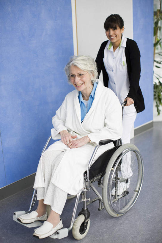 西方人,两个人,医生,病人,医院,站,坐,推,竖图,室内,白天,正面,工作服,制服,欧洲,欧洲人,工具,墙,注视,墙壁,墙面,轮椅,复健,观察,看,站着,医护人员,医疗人员,康复,器械,观看,察看,医疗设备,关注,病患,医疗器械,医疗工具,医疗机构,辅助设备,工作制服,老年女性,年轻女性,女人,女性,白种人,大夫,患者,就医者,站立,坐着,半身,彩图,工作套服,病院,诊所