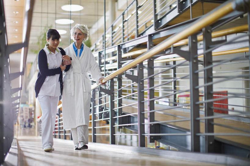 西方人,两个人,医生,医院,栏杆,走,横图,室内,白天,仰视,工作服,制服,照明,欧洲,欧洲人,勾,挽,阴影,光线,扶手,影子,灯光,注视,护栏,吊灯,灯,灯具,观察,看,医护人员,医疗人员,勾着,观看,照亮,察看,照明设备,关注,挽着,医疗机构,工作制服,老年女性,年轻女性,女人,女性,白种人,大夫,步行,散步,走路,彩图,低角度拍摄,全身,工作套服,病院,诊所