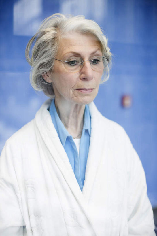 西方人,一个人,医生,医院,站,竖图,室内,白天,正面,工作服,制服,窗户,落地窗,欧洲,欧洲人,仅一个女性,仅一个人,墙,注视,玻璃窗,墙壁,墙面,观察,看,站着,医护人员,医疗人员,仅一个老年女性,观看,察看,关注,医疗机构,工作制服,老年女性,女人,女性,白种人,大夫,站立,半身,彩图,工作套服,病院,诊所