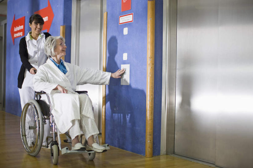 西方人,两个人,病人,护士,医院,站,坐,推,横图,室内,白天,正面,工作服,制服,电梯,欧洲,欧洲人,工具,墙,运输工具,墙壁,墙面,轮椅,复健,站着,康复,器械,升降梯,医疗设备,操作,白衣天使,病患,医疗器械,医疗工具,医疗机构,辅助设备,工作制服,按键,老年女性,年轻女性,女人,女性,白种人,患者,就医者,站立,坐着,半身,彩图,工作套服,病院,诊所,升降设备