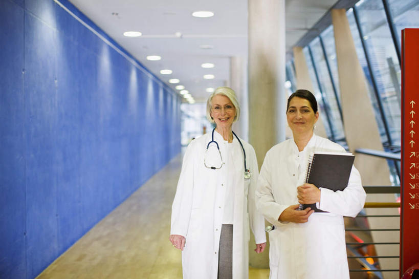 西方人,两个人,伙伴,朋友,医生,医院,栏杆,站,笑,微笑,横图,室内,白天,正面,工作服,制服,友谊,合作,团队,楼梯,照明,欧洲,欧洲人,握,阴影,光线,材料,档案,扶手,文件,影子,纸,阶梯,墙,灯光,拿,拿着,注视,护栏,顶灯,墙壁,墙面,台阶,灯,手稿,听诊器,资料,灯具,观察,看,站着,医护人员,医疗人员,战略,握着,观看,证明,照亮,察看,医疗设备,照明设备,关注,文档,医疗器械,医疗工具,医疗机构,联合,合谋,工作制服,检测工具,配合,协作,老年女性,女人,女性,中年女性,白种人,大夫,站立,半身,彩图,工作套服,病院,诊所