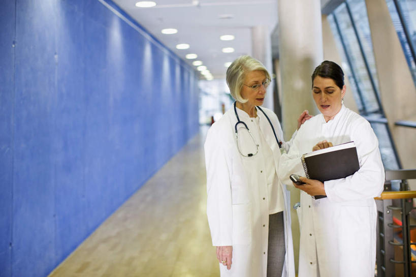 西方人,两个人,伙伴,朋友,医生,医院,栏杆,站,说,横图,室内,白天,正面,工作服,制服,讨论,友谊,合作,团队,楼梯,照明,欧洲,欧洲人,握,阴影,光线,材料,档案,扶手,文件,影子,纸,阶梯,墙,灯光,拿,拿着,注视,护栏,顶灯,墙壁,墙面,台阶,灯,手稿,听诊器,资料,灯具,观察,看,站着,医护人员,医疗人员,战略,握着,观看,证明,照亮,察看,医疗设备,照明设备,关注,文档,医疗器械,医疗工具,医疗机构,联合,合谋,工作制服,检测工具,交流,配合,协作,老年女性,女人,女性,中年女性,白种人,大夫,沟通,讲话,交谈,商讨,说话,谈话,站立,半身,彩图,工作套服,病院,诊所