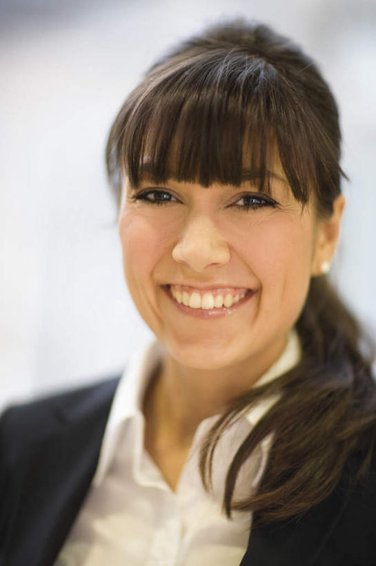 西方人,脸,头,脸颊,一个人,商务人士,商务女性,笑,微笑,露齿笑,竖图,室内,特写,白天,正面,欧洲,欧洲人,仅一个年轻女性,仅一个女性,仅一个人,套装,朦胧,模糊,棕色,注视,肩膀,观察,看,观看,察看,关注,商务装,工薪阶层,年轻女性,女人,女性,白种人,头部,脸部,脸蛋,面部,白领,上班族,半身,彩图