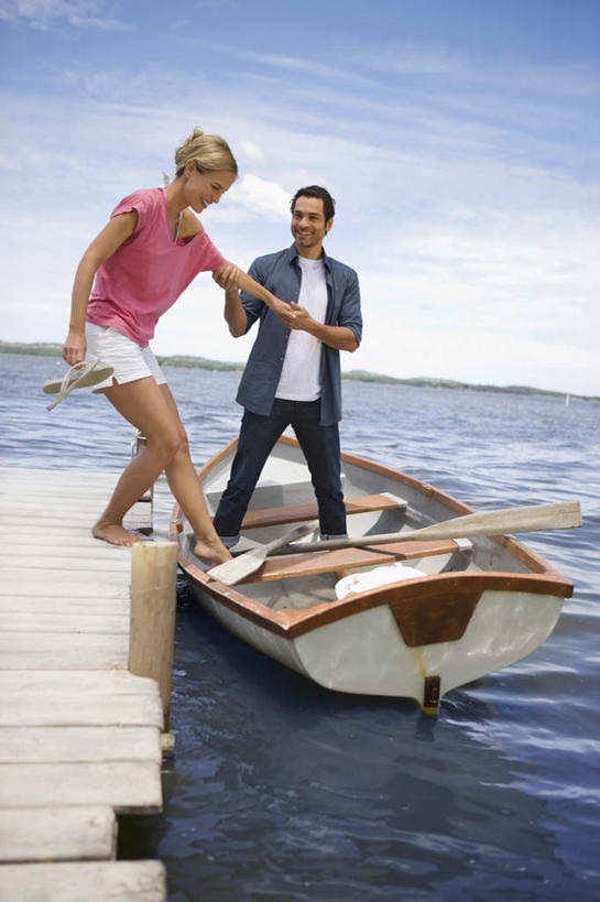 西方人,中年人,家庭,夫妻,码头,站,竖图,室外,白天,正面,爱情,草地,草坪,湖,湖泊,水,植物,港口,船,欧洲,欧洲人,波纹,服装,木板,湖面,水流,水面,云,云朵,桥,木船,木桥,涟漪,浪漫,云彩,注视,休闲装,栈桥,草,衣服,蓝色,绿色,白云,倒影,蓝天,水纹,天空,交通工具,波浪,湖水,天,扶,观察,看,站着,休闲,温暖,温馨,一家人,休闲服,恩爱,恋人,服饰,晴朗,观看,人行桥,木板桥,和睦,察看,倒映,舟,扶着,关注,载具,水晕,反照,男人,男性,女人,女性,中年男性,中年女性,白种人,夫妇,情侣,晴空,站立,彩图,全身,摆渡口,埠头,渡口,渡头,港湾,海港,货运码头,口岸,商港,伴侣,融洽