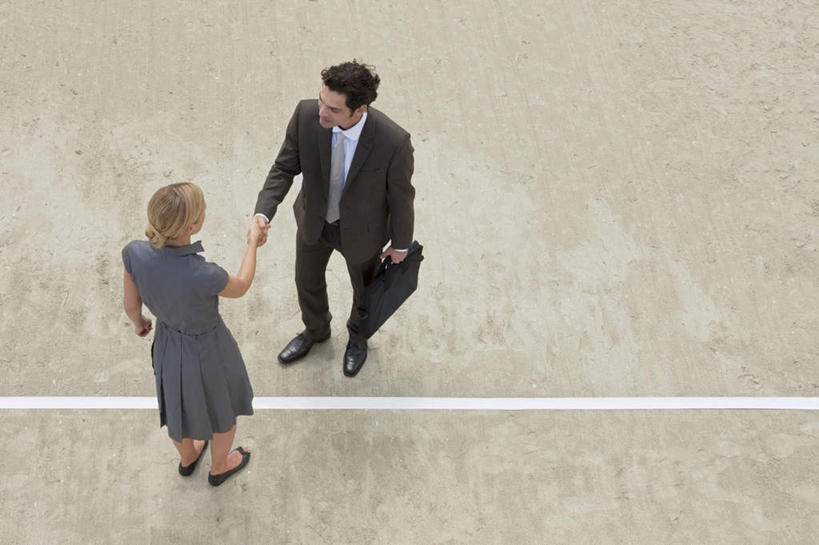 西方人,两个人,同事,商务人士,商务男性,商务女性,站,握手,横图,俯视,室外,白天,衬衫,成功,合作,团队,集体,信心,欧洲,欧洲人,握,套装,包,公文包,线条,地面,拿,拎,拿着,注视,队伍,观察,看,站着,握着,公事包,观看,察看,领导,成就,关注,商务装,合伙,领袖,工薪阶层,男人,男性,女人,女性,中年男性,中年女性,白种人,白领,上班族,搀手,拉手,手搀手,手拉手,手牵手,手握手,站立,彩图,高角度拍摄,全身,衬衣,拎着