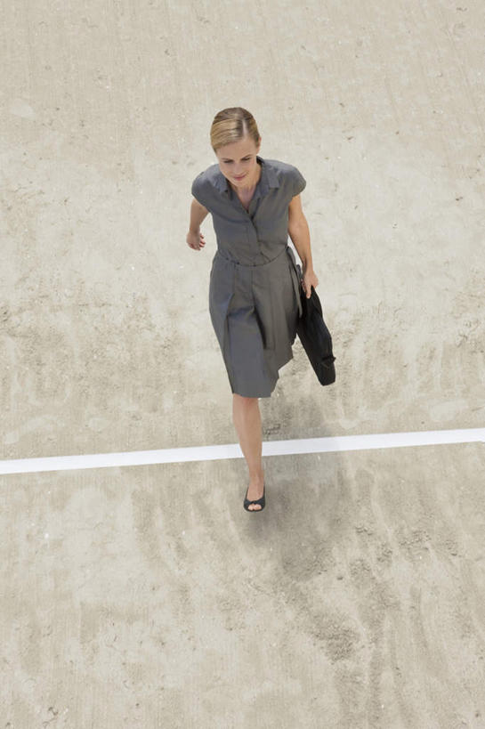 西方人,一个人,商务人士,商务女性,走,竖图,俯视,室外,白天,欧洲,欧洲人,仅一个女性,仅一个人,握,套装,包,公文包,线条,地面,拿,拿着,注视,观察,看,仅一个中年女性,握着,公事包,观看,察看,关注,商务装,工薪阶层,女人,女性,中年女性,白种人,白领,上班族,步行,散步,走路,彩图,高角度拍摄,全身