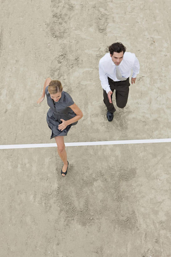 西方人,两个人,同事,商务人士,商务男性,商务女性,终点,跑,竖图,俯视,室外,白天,衬衫,锻炼,成功,运动,合作,团队,集体,信心,欧洲,欧洲人,套装,地面,注视,队伍,观察,看,观看,察看,领导,成就,关注,商务装,合伙,领袖,工薪阶层,体育,男人,男性,女人,女性,中年男性,中年女性,白种人,白领,上班族,跑步,彩图,高角度拍摄,全身,衬衣,健身,尽头,目的地,止境