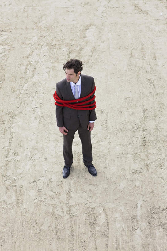 西方人,一个人,商务人士,商务男性,站,竖图,俯视,室外,白天,衬衫,欧洲,欧洲人,仅一个男性,仅一个人,仅一个中年男性,套装,领带,地面,注视,绳子,观察,看,站着,观看,捆绑,绳索,察看,象征,庄重,关注,商务装,身份,工薪阶层,正式,地位,绑缚,男人,男性,中年男性,白种人,白领,上班族,站立,彩图,高角度拍摄,全身,衬衣