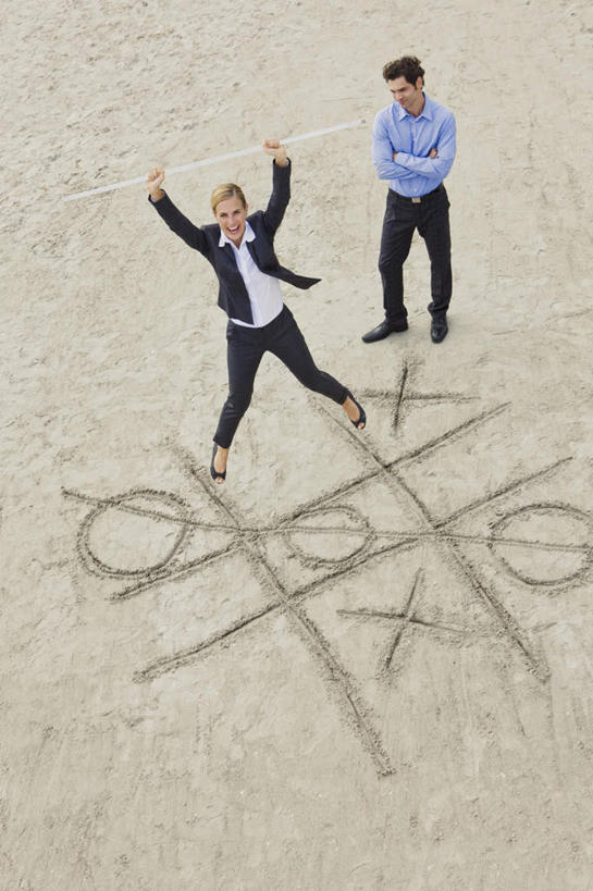 西方人,两个人,同事,商务人士,商务男性,商务女性,站,举,双手交叉,竖图,俯视,室外,白天,衬衫,游戏,快乐,兴奋,骄傲,成功,胜利,合作,团队,集体,信心,欧洲,欧洲人,套装,地面,玩,注视,娱乐,队伍,观察,看,托,站着,休闲,自信,观看,活动,察看,领导,双手抱胸,成就,发泄,关注,消遣,智力,商务装,合伙,领袖,工薪阶层,宣泄,男人,男性,女人,女性,中年男性,中年女性,白种人,白领,上班族,举起,举手,举着,玩耍,嬉戏,向上举,向上伸,向上托,站立,彩图,高角度拍摄,全身,衬衣,欢乐,开心,井字游戏,连珠游戏