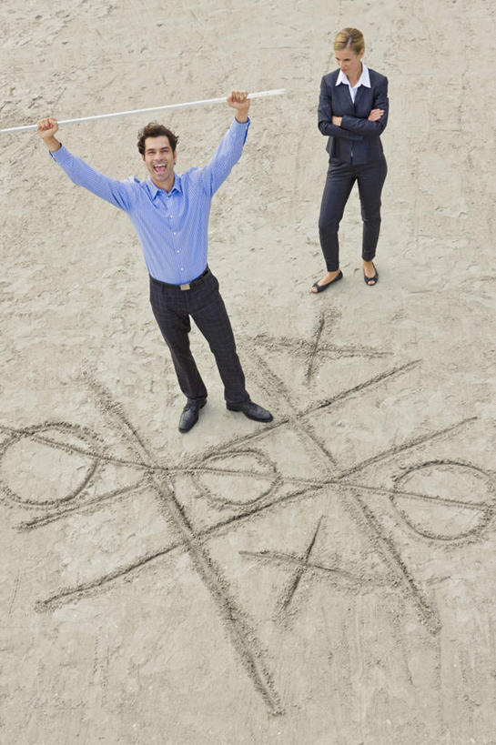 西方人,两个人,同事,商务人士,商务男性,商务女性,站,举,双手交叉,竖图,俯视,室外,白天,衬衫,游戏,快乐,兴奋,骄傲,成功,胜利,合作,团队,集体,信心,欧洲,欧洲人,套装,地面,玩,注视,娱乐,队伍,观察,看,托,站着,休闲,自信,观看,活动,察看,领导,双手抱胸,成就,发泄,关注,消遣,智力,商务装,合伙,领袖,工薪阶层,宣泄,男人,男性,女人,女性,中年男性,中年女性,白种人,白领,上班族,举起,举手,举着,玩耍,嬉戏,向上举,向上伸,向上托,站立,彩图,高角度拍摄,全身,衬衣,欢乐,开心,井字游戏,连珠游戏