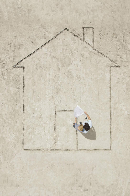 西方人,中年人,两个人,家庭,夫妻,家,站,竖图,俯视,室外,白天,爱情,门,欧洲,欧洲人,握,指,服装,图纸,房屋,屋子,设计图,地面,表面,浪漫,拿,拿着,注视,休闲装,方向,楼房,住宅,衣服,门框,观察,看,手势,站着,休闲,温暖,温馨,一家人,休闲服,恩爱,握着,恋人,服饰,观看,轮廓,和睦,察看,指向,食指,关注,工程图,草图,蓝图,男人,男性,女人,女性,中年男性,中年女性,白种人,夫妇,情侣,设计,站立,彩图,高角度拍摄,全身,房子,伴侣,融洽