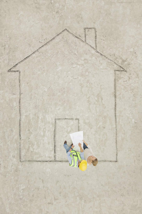 西方人,两个人,伙伴,朋友,建筑工人,家,站,说,竖图,俯视,室外,白天,讨论,友谊,合作,团队,门,欧洲,欧洲人,握,指,服装,图纸,房屋,屋子,设计图,地面,表面,拿,拿着,注视,休闲装,方向,楼房,住宅,工人,衣服,门框,观察,看,手势,站着,休闲,休闲服,战略,握着,服饰,观看,轮廓,察看,指向,食指,关注,工程图,草图,蓝图,联合,合谋,交流,配合,协作,男人,男性,女人,女性,中年男性,中年女性,白种人,设计,建筑工,沟通,讲话,交谈,商讨,说话,谈话,站立,彩图,高角度拍摄,全身,房子