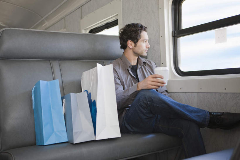 咖啡,西方人,一个人,坐,横图,室内,白天,正面,购物,幸福,消费,窗户,火车,杯子,袋子,欧洲,欧洲人,仅一个男性,仅一个人,仅一个中年男性,一辆,握,服装,包装袋,瓷器,手提袋,购物袋,咖啡杯,陶瓷制品,一杯,二郎腿,拿,拿着,扭头,注视,休闲装,娱乐,座椅,玻璃窗,座位,车,饮料,衣服,蓝色,白色,车窗,交通工具,观察,看,行驶,转头,享受,休闲,温馨,休闲服,放松,乐趣,握着,金融,服饰,观看,察看,提神,舒适,购买,关注,载具,瓷杯,醒脑,车座,贸易,软饮料,男人,男性,中年男性,白种人,坐着,半身,彩图