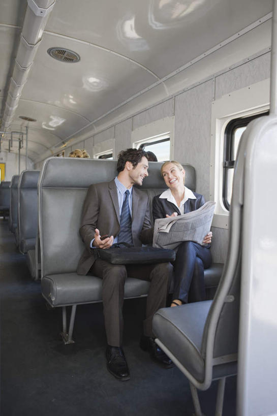 西方人,两个人,商务人士,商务男性,商务女性,坐,笑,微笑,竖图,室内,白天,正面,衬衫,窗户,火车,报纸,欧洲,欧洲人,一辆,握,套装,信息,包,公文包,通道,过道,二郎腿,拿,拿着,注视,座椅,玻璃窗,座位,车,车窗,交通工具,观察,看,手势,行驶,握着,公事包,观看,新闻,一份,察看,关注,载具,商务装,车座,工薪阶层,男人,男性,女人,女性,中年男性,中年女性,白种人,白领,上班族,坐着,彩图,全身,衬衣,报刊