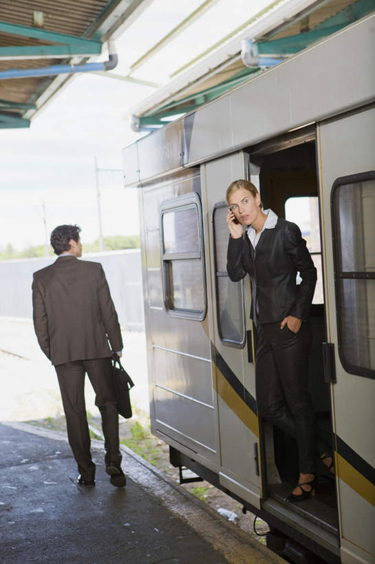 西方人,背部,两个人,商务人士,商务男性,商务女性,站,打电话,竖图,室外,白天,正面,衬衫,安全,窗户,地铁,车站,电话,手机,欧洲,欧洲人,一辆,停靠,握,阴影,套装,光线,包,公文包,影子,防护,地面,站台,轨道交通,拿,拿着,注视,通讯设备,月台,玻璃窗,安全门,阳光,车窗,观察,看,站着,握着,公事包,观看,保护,察看,关注,保险,商务装,工薪阶层,保全,周全,安稳,安定,交流,平安,男人,男性,女人,女性,中年男性,中年女性,白种人,白领,上班族,沟通,通话,站立,彩图,全身,衬衣,地铁机动车,地下铁,轻轨,地铁屏蔽门,屏蔽门