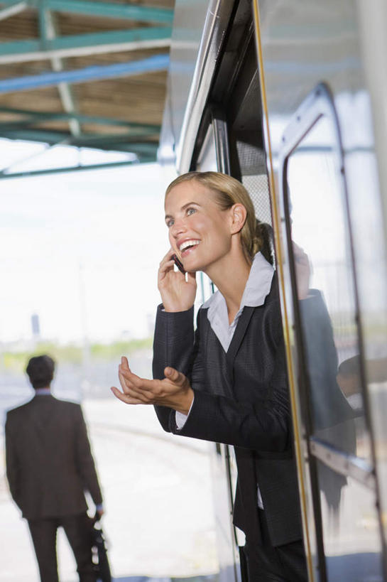 西方人,背部,两个人,商务人士,商务男性,商务女性,站,打电话,横图,室外,白天,正面,衬衫,安全,窗户,地铁,车站,电话,手机,欧洲,欧洲人,一辆,停靠,握,阴影,套装,光线,包,公文包,影子,防护,地面,站台,轨道交通,拿,拿着,注视,通讯设备,月台,玻璃窗,安全门,阳光,车窗,观察,看,站着,握着,公事包,观看,保护,察看,关注,保险,商务装,工薪阶层,保全,周全,安稳,安定,交流,平安,男人,男性,女人,女性,中年男性,中年女性,白种人,白领,上班族,沟通,通话,站立,半身,彩图,衬衣,地铁机动车,地下铁,轻轨,地铁屏蔽门,屏蔽门