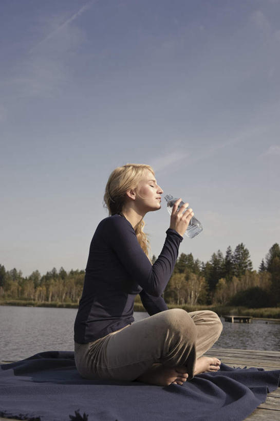 西方人,一个人,码头,坐,盘腿,竖图,室外,白天,侧面,湖,湖泊,树林,水,植物,港口,欧洲,欧洲人,仅一个年轻女性,仅一个女性,仅一个人,喝,握,阴影,服装,光线,木板,毯子,液体,影子,湖面,水流,水面,云,云朵,桥,棕色,木桥,拿,云彩,拿着,休闲装,光脚,饮用水,栈桥,树,树木,衣服,蓝色,绿色,白云,蓝天,天空,阳光,自然,瓶子,塑料制品,垫子,矿泉水,湖水,天,休闲,赤脚,休闲服,金色,塑料瓶,握着,服饰,生长,晴朗,成长,人行桥,木板桥,蒸馏水,游艇码头,沙滩垫,年轻女性,女人,女性,白种人,长发,晴空,盘腿而坐,盘膝,盘着腿的,盘着腿坐,双腿交叉,坐着,彩图,全身,摆渡口,埠头,渡口,渡头,港湾,海港,口岸