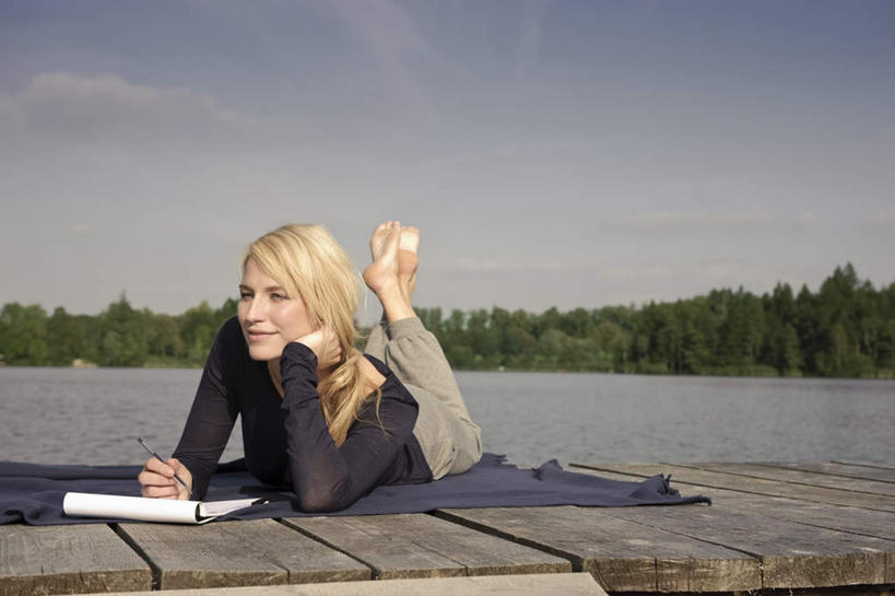 西方人,一个人,码头,笑,微笑,横图,室外,白天,正面,湖,湖泊,树林,水,植物,港口,欧洲,欧洲人,仅一个年轻女性,仅一个女性,仅一个人,撑,握,阴影,服装,光线,笔,木板,毯子,影子,湖面,水流,水面,云,云朵,桥,棕色,办公用品,记事本,木桥,拿,云彩,拿着,托腮,注视,休闲装,光脚,水笔,栈桥,文具,树,树木,衣服,蓝色,绿色,白云,蓝天,天空,阳光,自然,本子,笔记本,学习用品,垫子,湖水,天,观察,看,趴着,托,休闲,赤脚,休闲服,金色,握着,服饰,生长,晴朗,成长,观看,人行桥,木板桥,文具用品,察看,关注,托下巴,游艇码头,沙滩垫,年轻女性,女人,女性,白种人,长发,晴空,趴,彩图,全身,摆渡口,埠头,渡口,渡头,港湾,海港,口岸