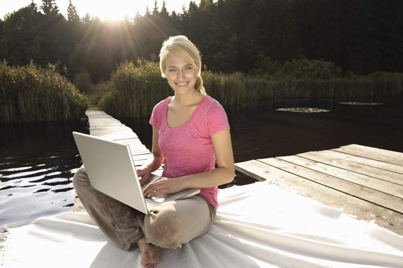 西方人,一个人,坐,捧,笑,盘腿,微笑,露齿笑,横图,室外,白天,正面,T恤衫,电脑,笔记本电脑,湖,湖泊,树林,水,植物,欧洲,欧洲人,仅一个年轻女性,仅一个女性,仅一个人,敲打,阴影,波纹,服装,光线,网络,毯子,影子,湖面,水流,水面,涟漪,T恤,注视,休闲装,输入,通讯设备,树,树木,衣服,粉色,绿色,白色,倒影,水纹,阳光,自然,垫子,波浪,湖水,打字,观察,看,休闲,休闲服,服饰,生长,成长,观看,点击,敲击,波光粼粼,察看,倒映,无线,关注,通信设备,无线网络,无线上网,便携式电脑,水晕,反照,沙滩垫,按键,手提电脑,年轻女性,女人,女性,白种人,端,端着,盘腿而坐,盘膝,盘着腿的,盘着腿坐,捧着,手捧,双腿交叉,坐着,彩图,全身,眩光