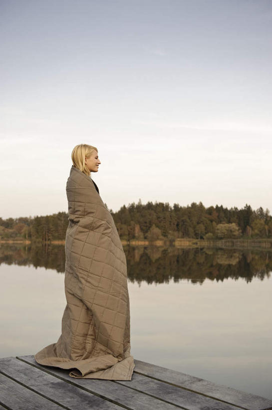 西方人,一个人,站,竖图,室外,白天,侧面,湖,湖泊,树林,水,植物,纺织品,欧洲,欧洲人,仅一个年轻女性,仅一个女性,仅一个人,阴影,服装,装饰,光线,包裹,毛毯,木板,毯子,影子,湖面,水流,水面,云,云朵,桥,棕色,木桥,云彩,注视,休闲装,栈桥,树,树木,纺织,衣服,蓝色,绿色,白云,倒影,蓝天,天空,阳光,自然,垫子,湖水,天,观察,看,站着,休闲,温暖,休闲服,服饰,生长,晴朗,成长,观看,人行桥,木板桥,华丽,修饰,点缀,察看,倒映,关注,衬托,美观,雅致,雅观,反照,年轻女性,女人,女性,白种人,晴空,站立,彩图,全身