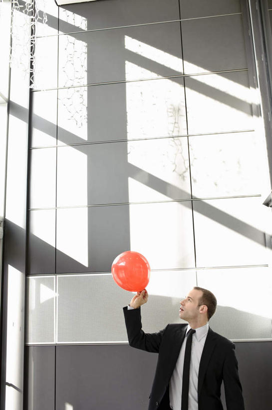 西方人,一个人,商务人士,商务男性,站,举,笑,微笑,竖图,室内,白天,仰视,衬衫,窗户,欧洲,欧洲人,仅一个男性,仅一个人,阴影,套装,装饰,光线,影子,塑料,墙,领带,注视,玻璃窗,墙壁,墙面,仅一个年轻男性,一个,红色,黑色,阳光,气球,塑料制品,观察,看,托,站着,橡胶,单个,观看,华丽,修饰,点缀,察看,象征,庄重,关注,商务装,身份,工薪阶层,橡胶制品,衬托,美观,雅致,雅观,正式,地位,男人,男性,年轻男性,白种人,白领,上班族,举起,举手,举着,向上举,向上伸,向上托,站立,半身,彩图,低角度拍摄,衬衣