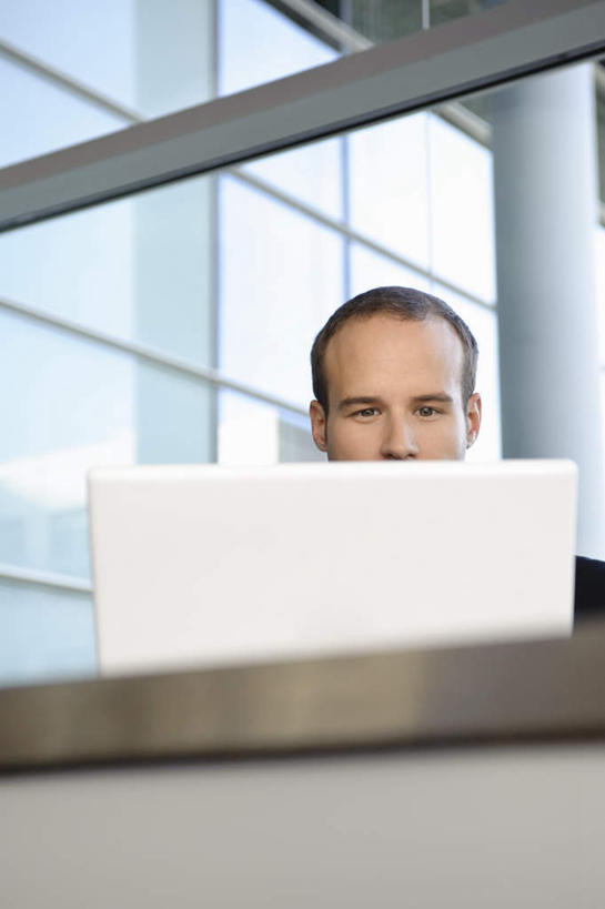 西方人,一个人,商务人士,商务男性,办公室,坐,竖图,室内,白天,仰视,衬衫,电脑,笔记本电脑,窗户,桌面,桌子,欧洲,欧洲人,仅一个男性,仅一个人,套装,工作,网络,办公桌,墙,注视,通讯设备,玻璃窗,墙壁,墙面,仅一个年轻男性,观察,看,观看,察看,无线,关注,通信设备,商务装,无线网络,无线上网,便携式电脑,工薪阶层,手提电脑,男人,男性,年轻男性,白种人,白领,上班族,坐着,半身,彩图,低角度拍摄,衬衣