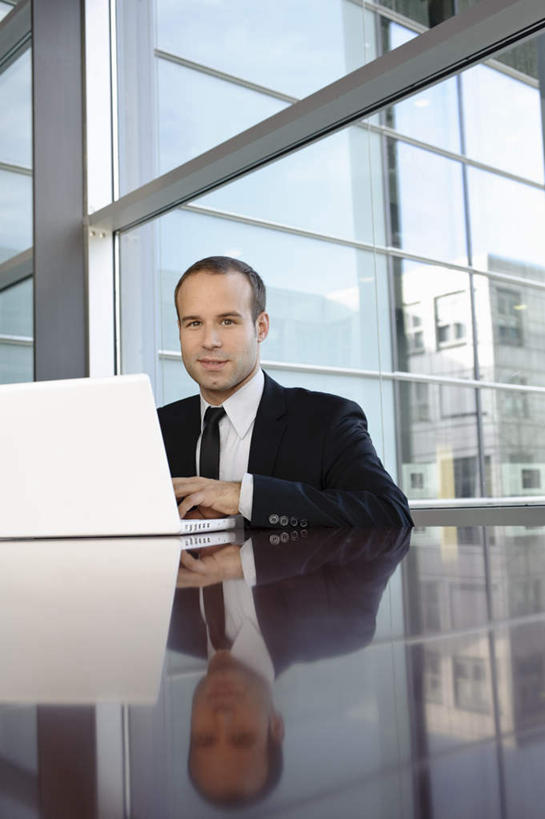 西方人,一个人,商务人士,商务男性,办公室,坐,笑,微笑,竖图,室内,白天,正面,衬衫,电脑,笔记本电脑,窗户,桌面,桌子,欧洲,欧洲人,仅一个男性,仅一个人,敲打,阴影,套装,工作,反射,网络,影子,办公桌,墙,注视,输入,通讯设备,玻璃窗,墙壁,墙面,仅一个年轻男性,打字,观察,看,观看,点击,敲击,察看,无线,关注,通信设备,商务装,无线网络,无线上网,便携式电脑,工薪阶层,按键,手提电脑,男人,男性,年轻男性,白种人,白领,上班族,坐着,半身,彩图,衬衣