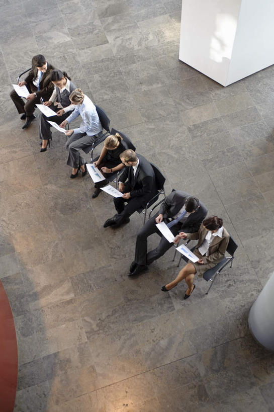 西方人,伙伴,朋友,商务人士,商务男性,商务女性,办公室,坐,横图,俯视,室内,白天,衬衫,友谊,合作,团队,椅子,欧洲,欧洲人,一排,握,阴影,套装,整齐,会议,反射,材料,瓷砖,档案,地砖,文件,影子,纸,柱子,地面,许多人,拿,拿着,注视,大厅,排列,会议椅,手稿,资料,观察,看,一群人,战略,握着,观看,等待,面试,办公椅,证明,察看,队列,关注,文档,商务装,工薪阶层,联合,合谋,商务椅,培训椅,配合,协作,男人,男性,年轻男性,年轻女性,女人,女性,白种人,白领,上班族,坐着,彩图,高角度拍摄,全身,衬衣