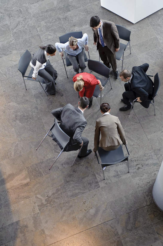 西方人,伙伴,朋友,商务人士,商务男性,商务女性,办公室,站,搬运,竖图,俯视,室内,白天,衬衫,友谊,合作,团队,椅子,欧洲,欧洲人,弯腰,阴影,套装,环绕,围绕,会议,反射,圆形,瓷砖,地砖,影子,柱子,地面,许多人,注视,大厅,会议椅,观察,看,站着,一群人,战略,观看,等待,面试,办公椅,察看,关注,商务装,调整,工薪阶层,弯身,联合,合谋,商务椅,培训椅,配合,协作,男人,男性,年轻男性,年轻女性,女人,女性,白种人,白领,上班族,搬,站立,彩图,高角度拍摄,全身,衬衣