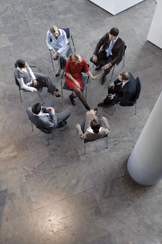 西方人,伙伴,朋友,商务人士,商务男性,商务女性,办公室,坐,说,竖图,俯视,室内,白天,衬衫,讨论,友谊,合作,团队,椅子,欧洲,欧洲人,阴影,套装,环绕,围绕,会议,反射,圆形,瓷砖,地砖,影子,柱子,地面,许多人,二郎腿,注视,大厅,会议椅,观察,看,一群人,战略,观看,等待,面试,办公椅,察看,关注,商务装,工薪阶层,联合,合谋,商务椅,培训椅,交流,配合,协作,男人,男性,年轻男性,年轻女性,女人,女性,白种人,白领,上班族,沟通,讲话,交谈,商讨,说话,谈话,坐着,彩图,高角度拍摄,全身,衬衣