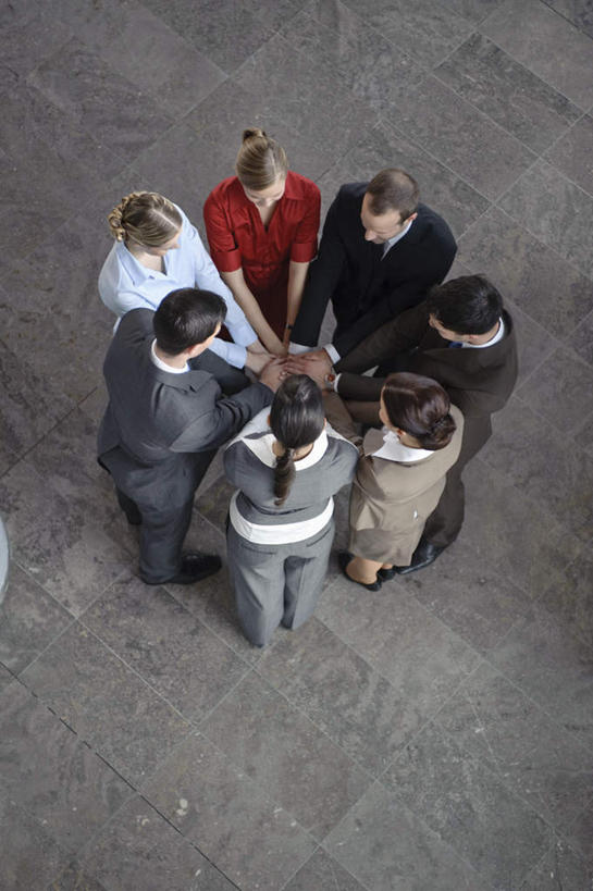 西方人,伙伴,朋友,商务人士,商务男性,商务女性,办公室,站,握手,竖图,俯视,室内,白天,衬衫,友谊,合作,团队,欧洲,欧洲人,阴影,套装,环绕,围绕,反射,瓷砖,地砖,影子,柱子,地面,许多人,注视,鼓励,大厅,观察,加油,看,站着,一群人,战略,打气,观看,察看,关注,鼓舞,商务装,工薪阶层,联合,合谋,配合,协作,男人,男性,年轻男性,年轻女性,女人,女性,白种人,白领,上班族,搀手,拉手,手搀手,手拉手,手牵手,手握手,站立,彩图,高角度拍摄,全身,衬衣