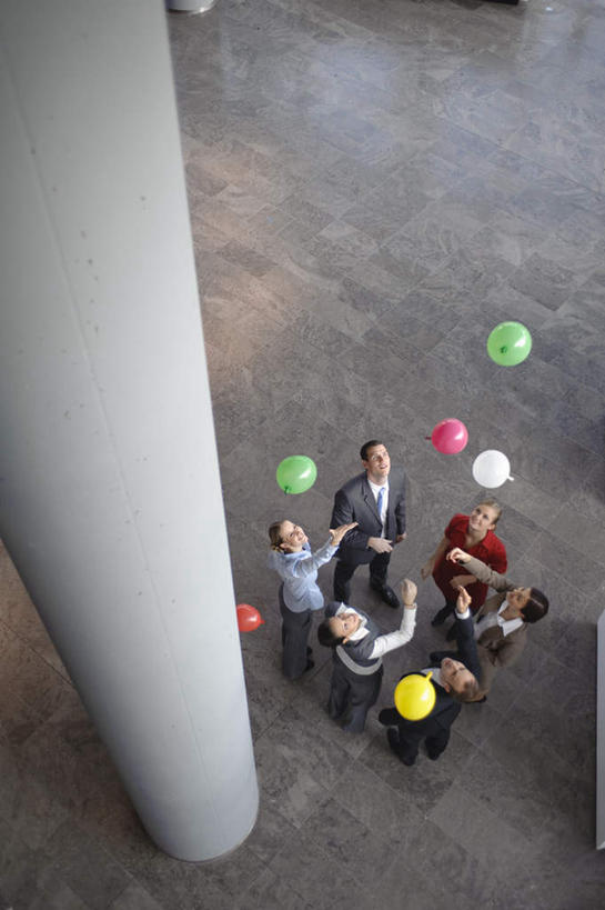 西方人,伙伴,朋友,商务人士,商务男性,商务女性,办公室,投,竖图,俯视,室内,白天,衬衫,友谊,合作,团队,欧洲,欧洲人,许多,阴影,套装,漂浮,装饰,反射,瓷砖,地砖,影子,柱子,塑料,地面,许多人,注视,大厅,黄色,红色,绿色,白色,气球,塑料制品,看,一群人,橡胶,战略,华丽,修饰,点缀,关注,商务装,工薪阶层,橡胶制品,联合,合谋,衬托,美观,雅致,雅观,配合,协作,男人,男性,年轻男性,年轻女性,女人,女性,白种人,白领,上班族,抛,扔,撒,抬头,仰头,掷,彩图,高角度拍摄,全身,衬衣