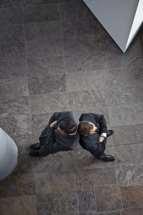 西方人,两个人,伙伴,朋友,商务人士,商务男性,办公室,站,双手交叉,竖图,俯视,室内,白天,衬衫,友谊,合作,团队,竞争,欧洲,欧洲人,阴影,套装,沮丧,反射,瓷砖,地砖,影子,柱子,地面,注视,大厅,观察,看,站着,战略,背对背,观看,失望,距离,察看,双手抱胸,伤心,关注,反向,商务装,工薪阶层,背道而驰,相反,相左,隔阂,联合,合谋,配合,协作,男人,男性,年轻男性,白种人,白领,上班族,站立,争论,彩图,高角度拍摄,全身,衬衣