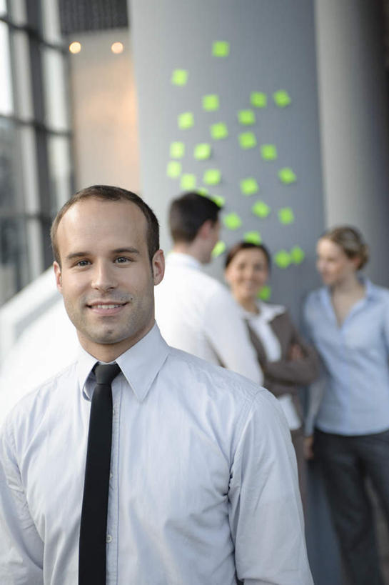 西方人,背部,四个人,伙伴,朋友,商务人士,商务男性,商务女性,办公室,站,举,竖图,室内,白天,正面,衬衫,友谊,合作,团队,欧洲,欧洲人,许多,阴影,套装,反射,粘性,瓷砖,地砖,影子,柱子,办公用品,便利贴,便签,地面,注视,大厅,文具,绿色,观察,看,托,站着,战略,观看,办公设备,文具用品,记事,察看,关注,商务装,工薪阶层,粘贴,快捷,联合,合谋,文化工具,方便,N次贴,便条贴,告诉贴,即时贴,配合,协作,男人,男性,年轻男性,年轻女性,女人,女性,白种人,白领,上班族,举起,举手,举着,向上举,向上伸,向上托,站立,半身,彩图,衬衣