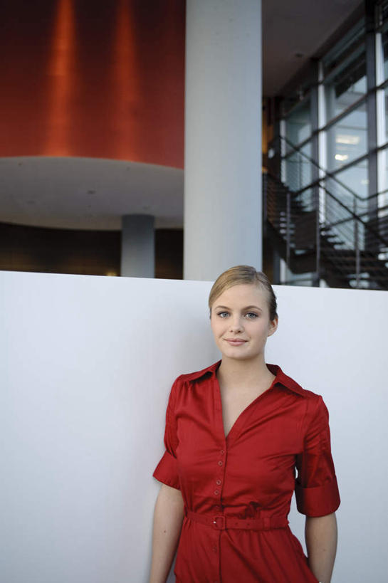 西方人,一个人,商务人士,商务女性,办公室,站,笑,微笑,竖图,室内,白天,正面,衬衫,窗户,欧洲,欧洲人,仅一个年轻女性,仅一个女性,仅一个人,套装,墙,注视,大厅,玻璃窗,墙壁,墙面,红色,观察,看,站着,观看,察看,关注,商务装,手插袋,单手插袋,工薪阶层,单手抄兜,单手放兜,年轻女性,女人,女性,白种人,白领,上班族,插兜,手插兜,手放口袋,站立,半身,彩图,衬衣,手抄兜