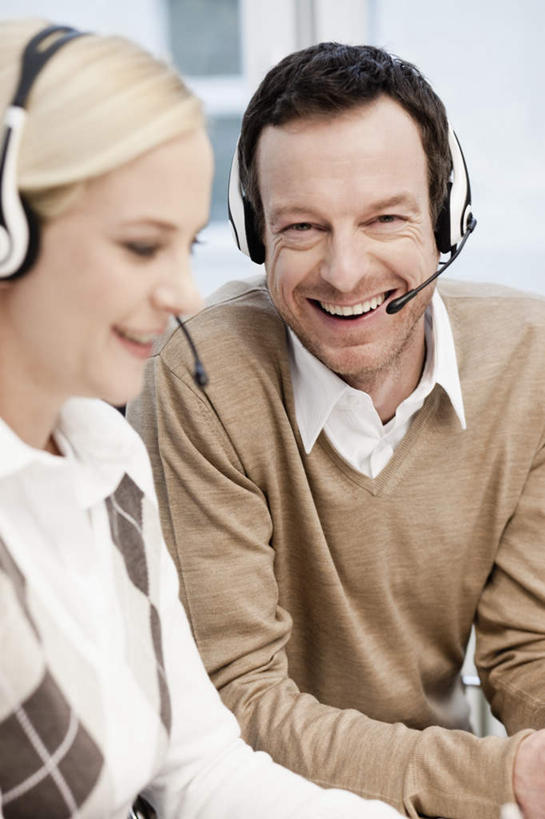 西方人,两个人,伙伴,朋友,商务人士,商务男性,商务女性,办公室,坐,笑,说,微笑,露齿笑,横图,室内,白天,正面,衬衫,讨论,通讯,友谊,合作,团队,客服,窗户,欧洲,欧洲人,套装,信息,墙,话务员,注视,玻璃窗,墙壁,墙面,耳机,耳麦,话筒,观察,看,战略,服务,通信,观看,协调,察看,麦克风,头戴式耳麦,关注,销售,商务装,工薪阶层,客服人员,电话销售,联合,合谋,接待员,交流,配合,协作,男人,男性,女人,女性,中年男性,中年女性,白种人,白领,接线员,上班族,沟通,讲话,交谈,商讨,说话,谈话,坐着,半身,彩图,衬衣,头戴式耳机