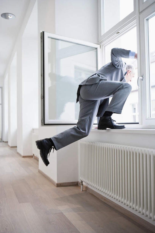 西方人,一个人,商务人士,商务男性,办公室,跳,竖图,室内,白天,侧面,衬衫,窗户,天花板,照明,欧洲,欧洲人,仅一个男性,仅一个人,套装,墙,走道,走廊,过道,灯光,顶灯,玻璃窗,墙壁,墙面,灯,灯具,打开,仅一个老年男性,照亮,开启,照明设备,自杀,商务装,工薪阶层,自尽,老年男性,男人,男性,白种人,白领,上班族,跳跃,彩图,全身,衬衣