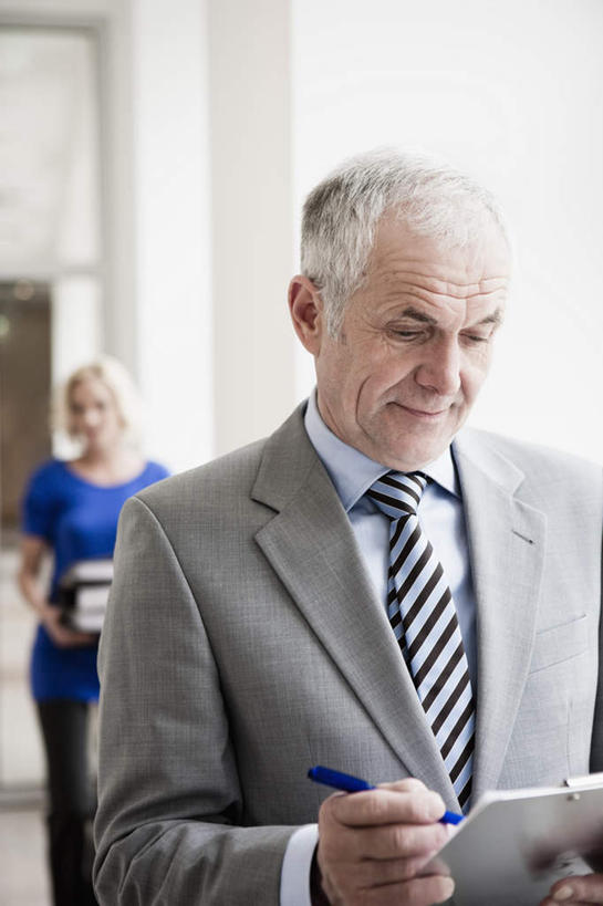 西方人,两个人,伙伴,朋友,商务人士,商务男性,商务女性,办公室,站,笑,微笑,竖图,室内,白天,正面,衬衫,友谊,合作,团队,窗户,天花板,照明,欧洲,欧洲人,握,写字,套装,笔,墙,灯光,办公用品,拿,拿着,注视,顶灯,水笔,玻璃窗,墙壁,墙面,灯,文具,蓝色,学习用品,灯具,观察,看,站着,战略,握着,观看,文具用品,照亮,察看,书写,照明设备,关注,商务装,记录板,工薪阶层,记事板,联合,合谋,配合,协作,老年男性,男人,男性,年轻女性,女人,女性,白种人,白领,上班族,站立,半身,彩图,衬衣