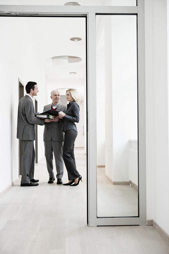 西方人,三个人,伙伴,朋友,商务人士,商务男性,商务女性,办公室,站,笑,说,微笑,竖图,室内,白天,正面,衬衫,讨论,友谊,合作,团队,窗户,落地窗,门,欧洲,欧洲人,握,套装,开会,会议,材料,档案,文件,纸,墙,走道,走廊,过道,文件夹,拿,拿着,注视,玻璃窗,墙壁,墙面,手稿,资料,门框,观察,看,站着,战略,握着,观看,证明,察看,关注,文档,商务装,工薪阶层,联合,合谋,交流,配合,协作,老年男性,男人,男性,女人,女性,中年男性,中年女性,白种人,白领,上班族,沟通,讲话,交谈,商讨,说话,谈话,站立,彩图,全身,衬衣