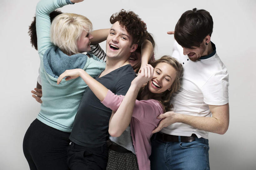 西方人,伙伴,朋友,站,抱,笑,微笑,露齿笑,横图,室内,白天,白色背景,正面,友谊,欧洲,欧洲人,五个人,服装,方格,格子,许多人,注视,休闲装,衣服,观察,看,站着,一群人,休闲,休闲服,摄影,服饰,影棚,抱着,观看,察看,搂着,关注,友情,男人,男性,年轻男性,年轻女性,女人,女性,白种人,搂,搂抱,站立,半身,彩图,影棚拍摄,拍摄