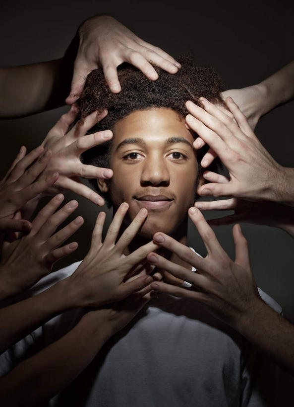 西方人,手,伙伴,朋友,站,笑,摸,微笑,竖图,室内,特写,白天,正面,T恤衫,友谊,欧洲,欧洲人,许多,抚摸,阴影,黑色背景,服装,反射,影子,许多人,T恤,注视,休闲装,衣服,白色,观察,看,站着,一群人,休闲,手部,休闲服,摄影,服饰,影棚,观看,察看,关注,友情,男人,男性,年轻男性,年轻女性,女人,女性,白种人,触摸,接触,站立,半身,彩图,影棚拍摄,拍摄