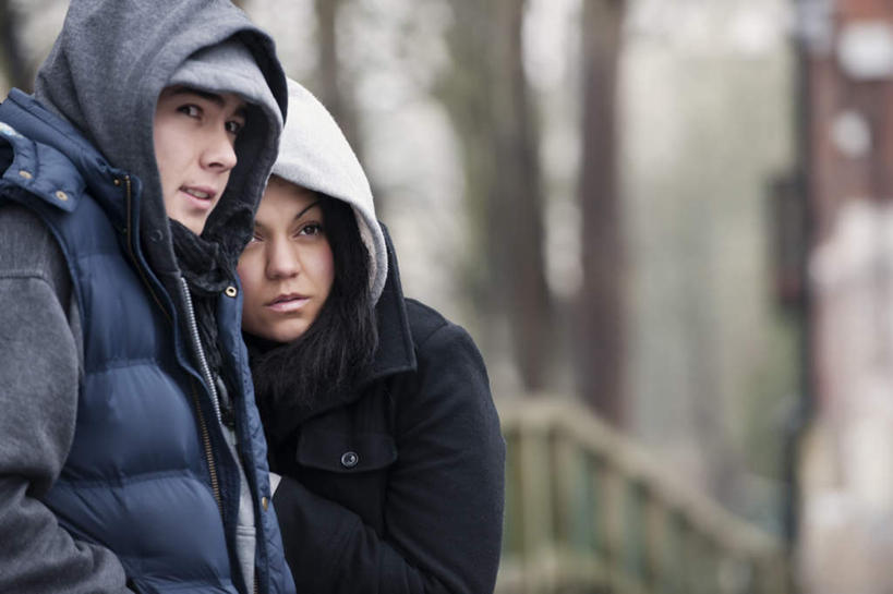 西方人,两个人,夫妻,站,抱,横图,室外,白天,正面,爱情,树林,植物,道路,路,欧洲,欧洲人,服装,朦胧,模糊,小路,交通,浪漫,注视,树,树木,衣服,绿色,自然,观察,看,靠,靠着,站着,温暖,恩爱,恋人,服饰,生长,成长,抱着,观看,羽绒服,保暖,察看,搂着,双手插袋,御寒,关注,手插袋,双手抄兜,双手放兜,冬装,男人,男性,年轻男性,年轻女性,女人,女性,白种人,夫妇,情侣,插兜,两手抄兜,两手放兜,搂,手插兜,手放口袋,站立,半身,彩图,伴侣,手抄兜