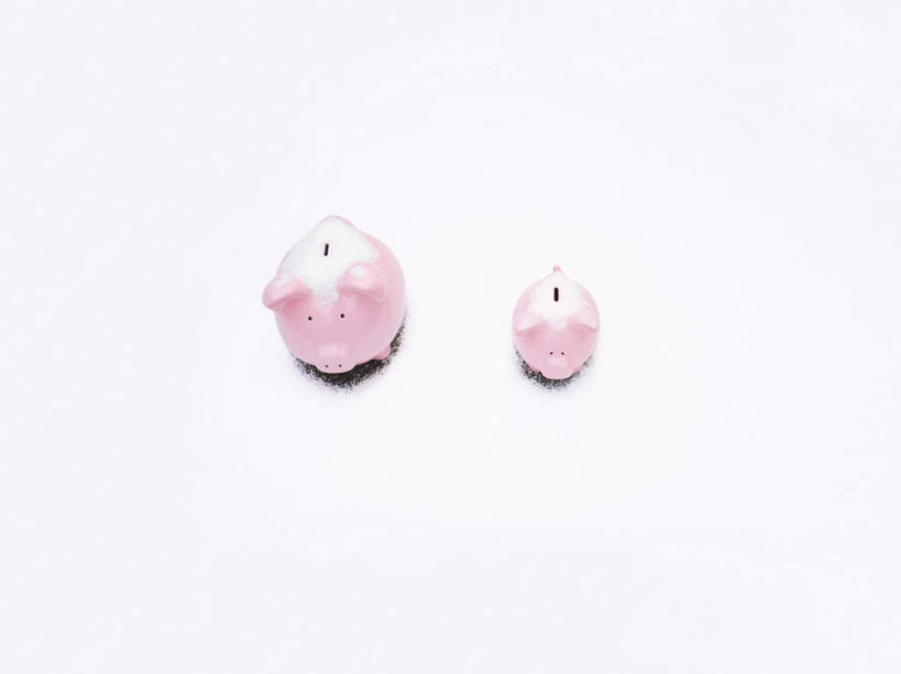 无人,横图,俯视,室外,特写,白色背景,雪,大雪,猪,静物,积雪,雪景,冬季,冬天,两个,粉色,动物,容器,储蓄罐,器皿,家畜,寒冷,储蓄,存钱,金融,理财,牲畜,经济,资金,存钱罐,存款,流通,贸易,贮钱罐,储钱罐,扑满,严寒,彩图,高角度拍摄