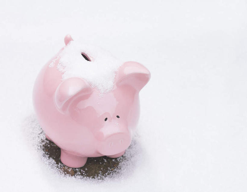 无人,横图,俯视,室外,特写,白色背景,雪,大雪,猪,积雪,雪景,冬季,冬天,一个,粉色,动物,容器,储蓄罐,器皿,家畜,寒冷,储蓄,存钱,金融,理财,牲畜,经济,单个,资金,存钱罐,存款,流通,贸易,贮钱罐,储钱罐,扑满,严寒,彩图,高角度拍摄