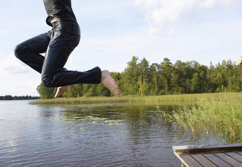 西方人,一个人,跳,横图,室外,白天,侧面,草地,草坪,湖,湖泊,树林,水,植物,欧洲,欧洲人,仅一个男性,仅一个人,阴影,服装,光线,木板,影子,湖面,水流,水面,云,云朵,桥,木桥,半空,云彩,休闲装,光脚,栈桥,草,树,树木,仅一个年轻男性,衣服,蓝色,绿色,白云,倒影,蓝天,天空,阳光,自然,湖水,天,休闲,赤脚,休闲服,服饰,生长,晴朗,成长,人行桥,木板桥,倒映,反照,男人,男性,年轻男性,白种人,晴空,跳跃,半身,彩图