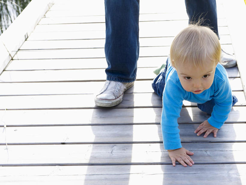 西方人,婴儿,儿童,两个人,家庭,父亲,站,横图,俯视,室外,白天,婴儿服装,纯洁,欧洲,欧洲人,阴影,条纹,裤子,光线,木板,影子,桥,木桥,注视,牛仔裤,栈桥,小孩,爬行,阳光,观察,看,站着,温暖,温馨,一家人,父爱,可爱,童年,童趣,活泼,观看,人行桥,木板桥,和睦,察看,关注,宝宝,童真,纯真,烂漫,无邪,伶俐,天真,男人,男性,年轻男性,白种人,孩子,年轻人,站立,半身,彩图,高角度拍摄,婴儿服,融洽