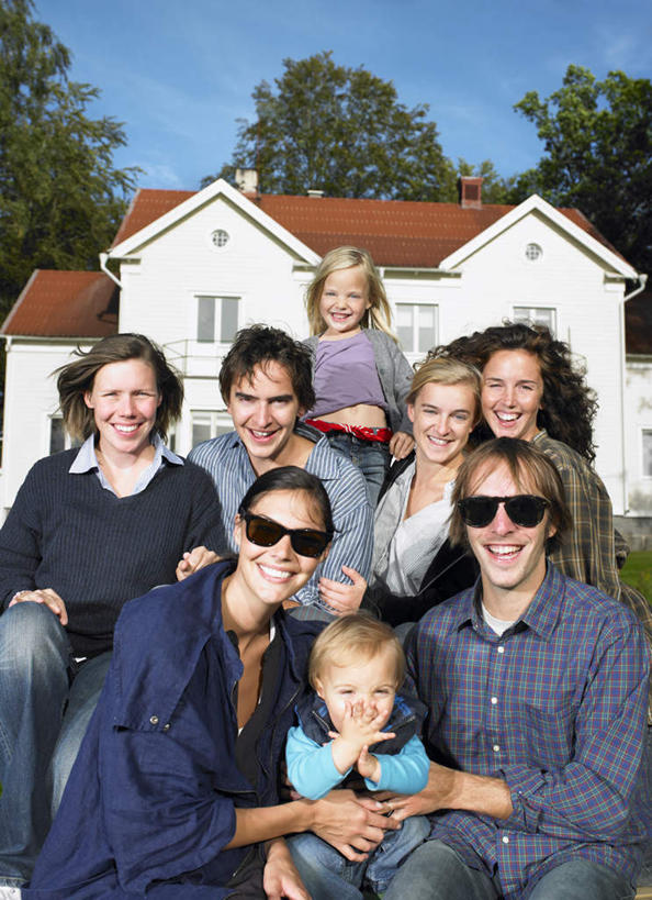 西方人,儿童,老年人,夫妻,母亲,父亲,女儿,儿子,祖母,祖父,三代同堂,家,站,坐,笑,微笑,露齿笑,竖图,室外,白天,正面,爱情,纯洁,植物,欧洲,欧洲人,阴影,服装,光线,墨镜,眼镜,影子,房屋,屋子,许多人,浪漫,注视,休闲装,祖孙三代,楼房,住宅,树,树木,小孩,衣服,蓝色,绿色,蓝天,天空,阳光,自然,太阳镜,太阳眼镜,天,观察,看,站着,一群人,休闲,温暖,温馨,父女,父子,母女,母子,休闲服,遮阳镜,恩爱,父爱,可爱,母爱,童年,童趣,恋人,服饰,生长,晴朗,奶奶,爷爷,成长,观看,祖孙,和睦,察看,关注,童真,烂漫,无邪,外婆,外孙女,外祖母,外公,外祖父,外孙,万里无云,外孙子,天真,老年男性,老年女性,男孩,男人,男性,年轻男性,年轻女性,女孩,女人,女性,白种人,孩子,年轻人,夫妇,情侣,全家福,孙女,孙子,晴空,晴空万里,站立,坐着,半身,彩图,房子,伴侣,融洽,男生,女生,爸爸,多代同堂,妈妈