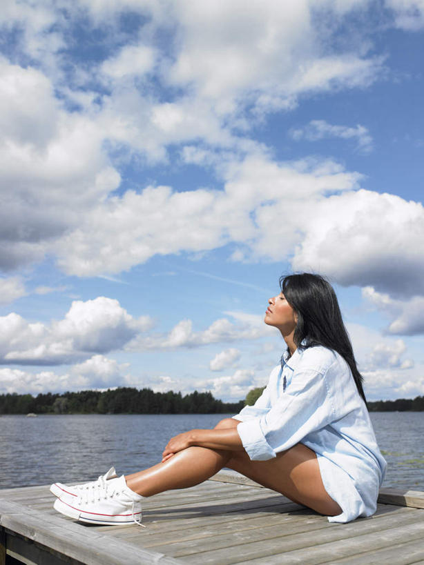 西方人,一个人,坐,抱,竖图,室外,白天,侧面,衬衫,湖,湖泊,树林,水,植物,欧洲,欧洲人,仅一个年轻女性,仅一个女性,仅一个人,阴影,波纹,光线,影子,湖面,水流,水面,云,云朵,棕色,涟漪,云彩,注视,树,树木,蓝色,绿色,倒影,蓝天,水纹,天空,阳光,自然,波浪,湖水,天,观察,看,生长,成长,抱着,观看,察看,倒映,搂着,关注,水晕,反照,年轻女性,女人,女性,白种人,长发,屈膝,搂,搂抱,坐着,彩图,全身,衬衣