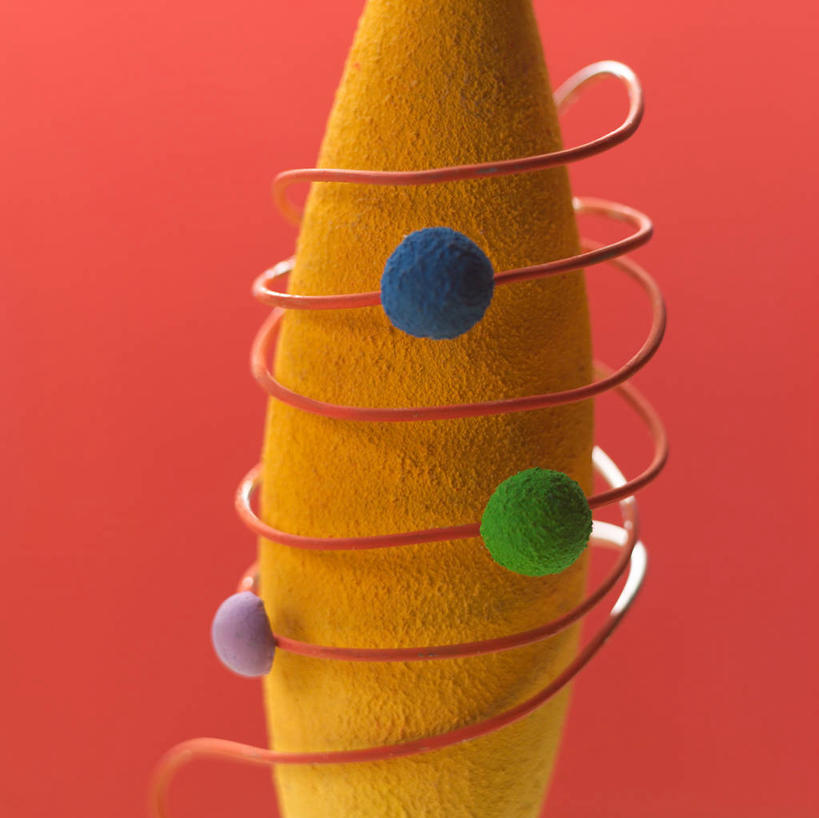 无人,横图,室内,特写,白天,正面,静物,金属制品,红色背景,艺术,环绕,围绕,缠绕,金属,图形,手工艺品,几何,环抱,文化,工艺品,球体,摄影,影棚,粘土,高雅,数学,纠缠,手工艺,自信心,品位,萦绕,彩图,影棚拍摄,拍摄,几何图形,立体几何,立体图形